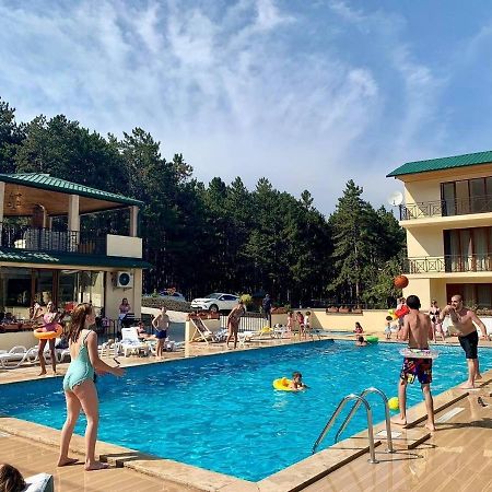 Hotel Surami Luaran gambar