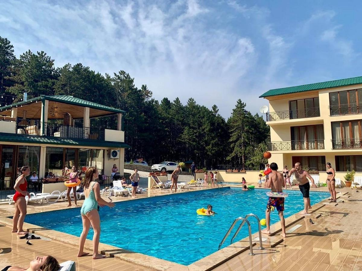 Hotel Surami Luaran gambar