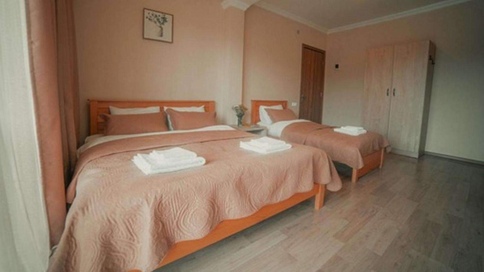 Hotel Surami Luaran gambar